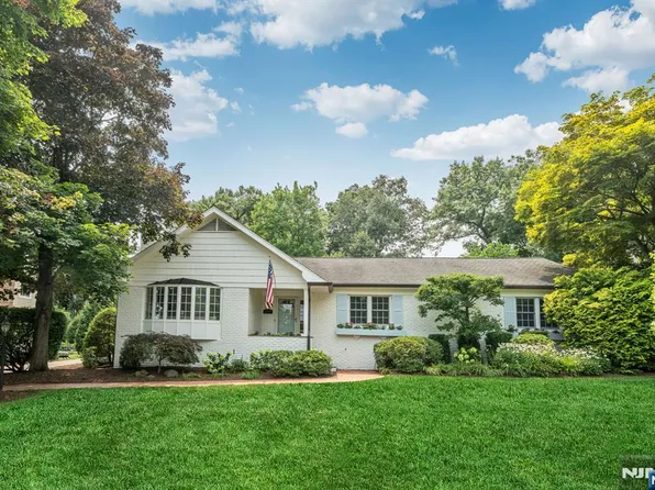 110 Ackerman Ave, Ho-ho-kus, NJ 07423