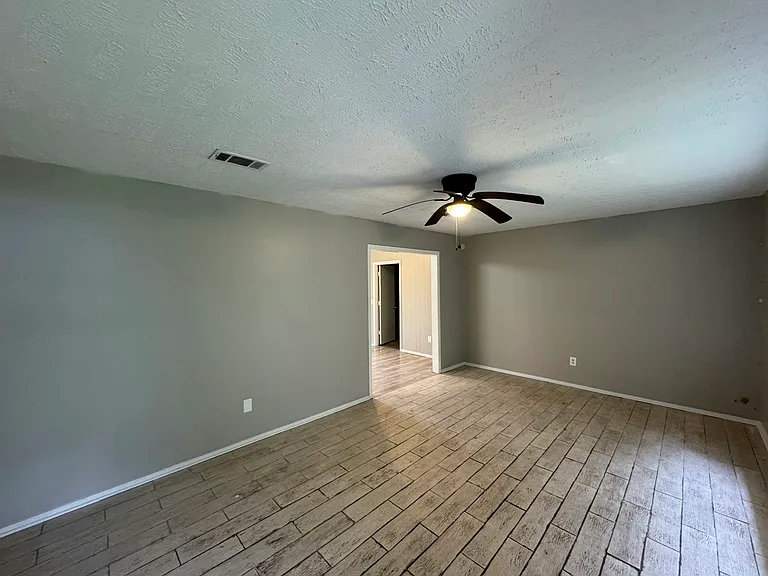 130 E Woodcrest Dr — Photo 2
