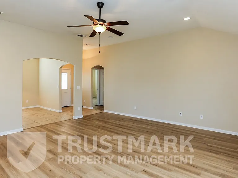 401 W Libra Dr — Photo 5