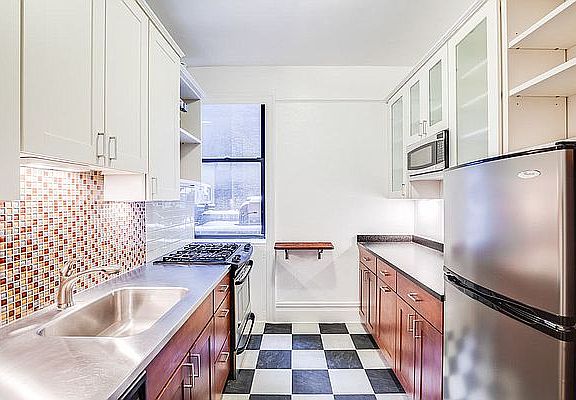 3rd image of 105 E 15th St APT 32