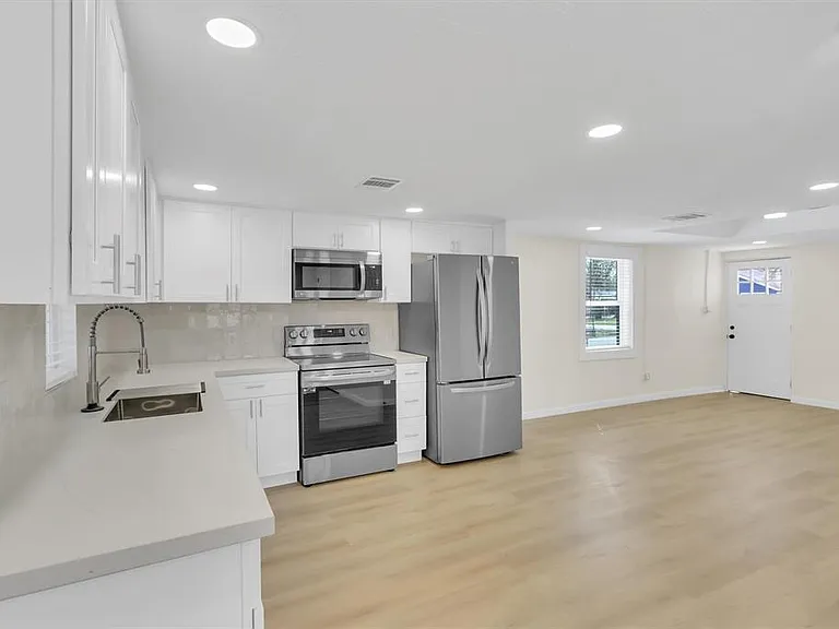 1852 Santa Rosa St — Photo 11