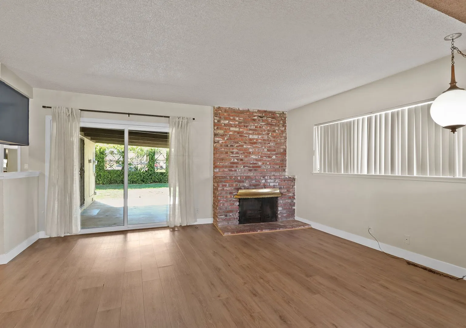 Single Family Home in Prime Whittier Location — Photo 4