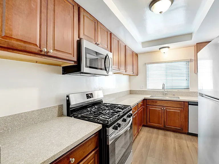 1234 10th St in Santa Monica - steps to Wilshire Blvd! — Photo 4
