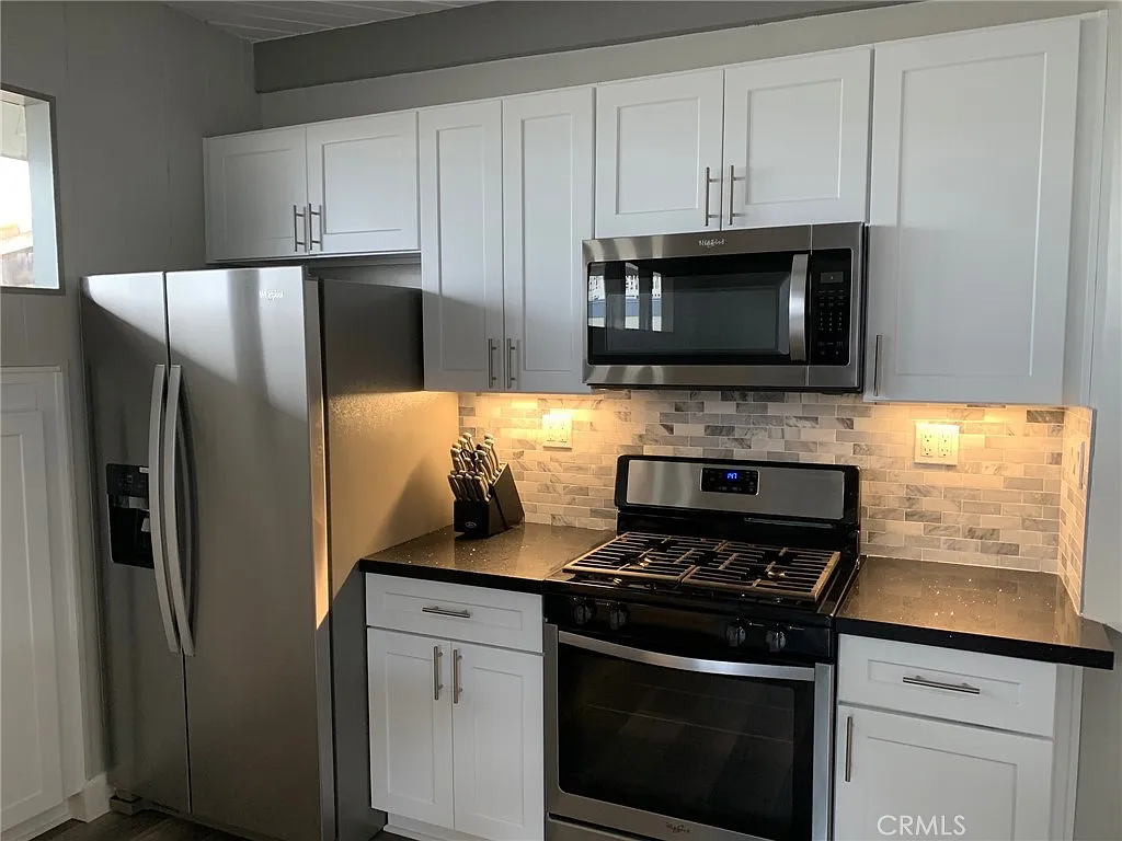 2 bed, 700 sqft, $3,100 — Photo 2