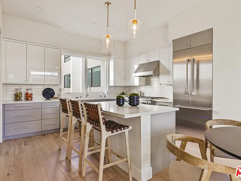 3222 S Barrington Ave — Photo 5