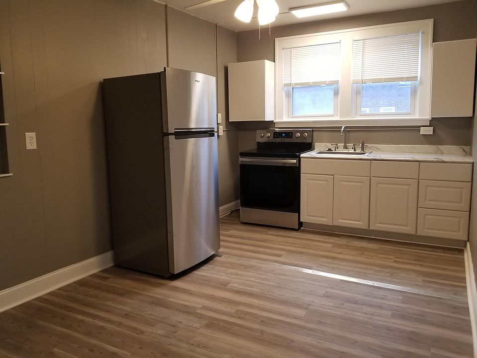 Kitchen w/ brand new stainless steel appliances