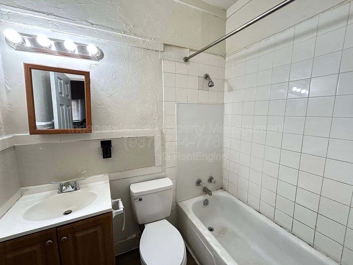 Building Photo - 4702 Bryant Ave #1