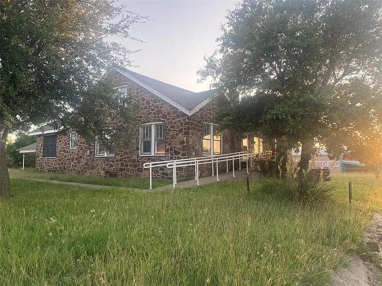 602 E Wise St — Photo 15