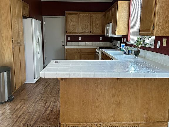 5th image of 585 Edenderry Dr