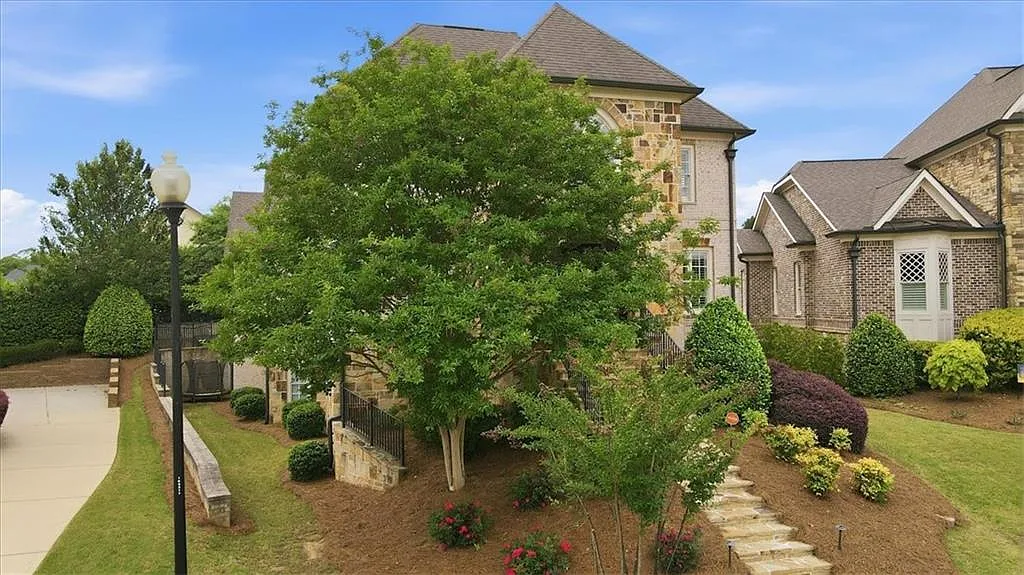 7 bed, 5.5 bath, 5630 sqft, $6,500 — Photo 2
