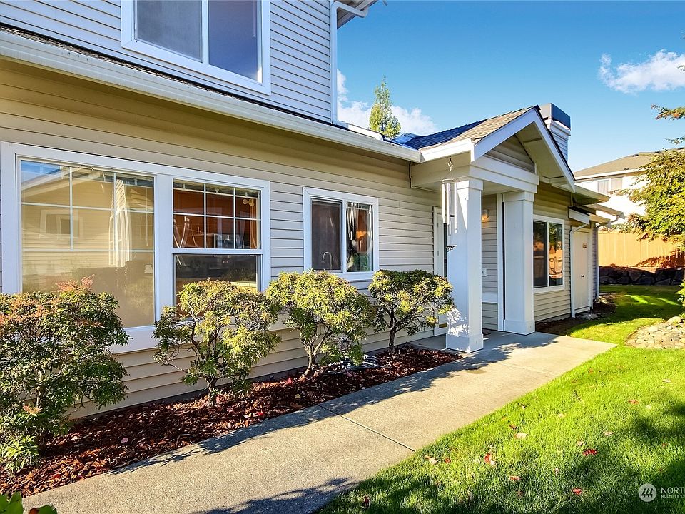 Beautiful 3 bedroom, 2.5 bath home in the Waterford neighborhood of Lakeland. Main floor living at it's finest with only the secondary bedrooms, a bathroom & loft upstairs!>