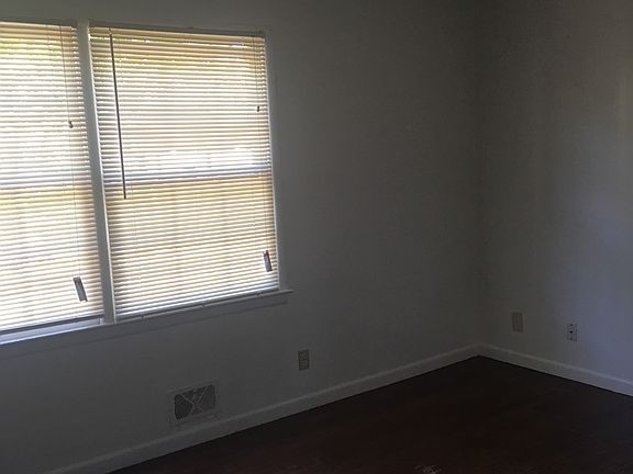 4th image of 2930 Carriage Ln