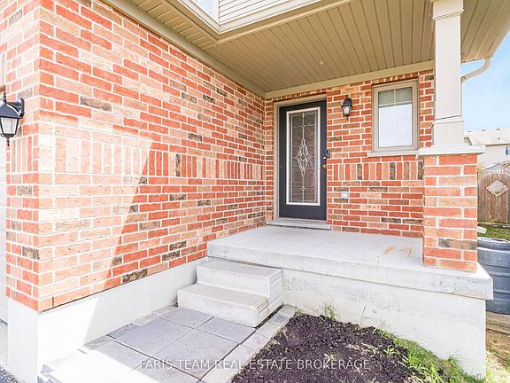 3rd image of 104 Banting Cres