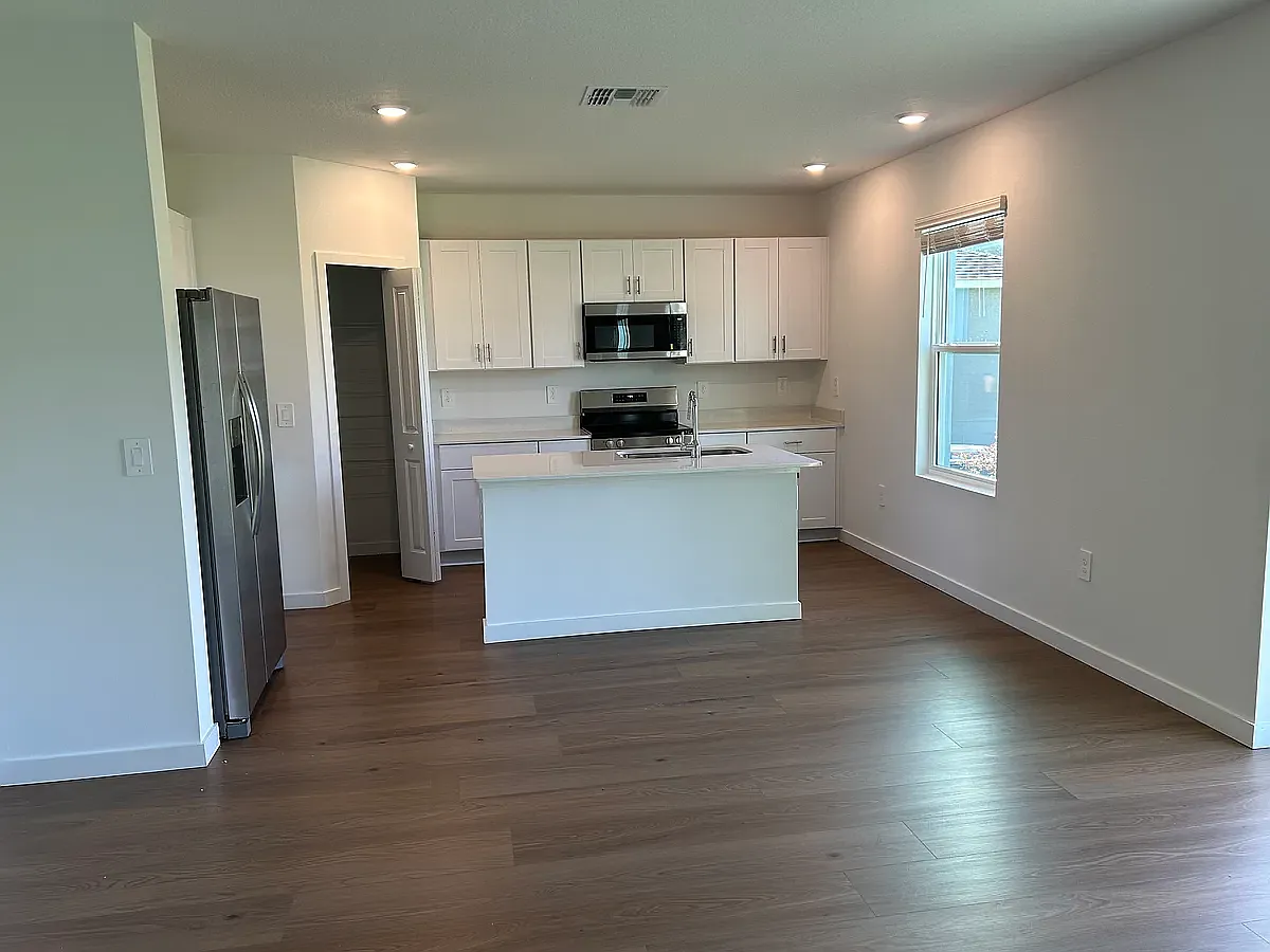 5 bed, 2451 sqft, $2,800 — Photo 2