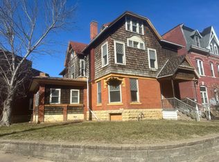 395 W 17th St, Dubuque, IA 52001