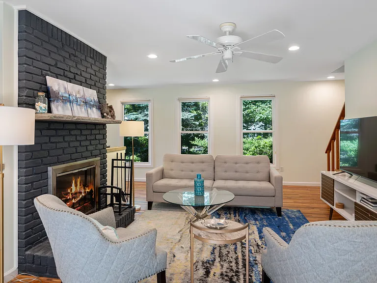 166 Woodbine Dr — Photo 3