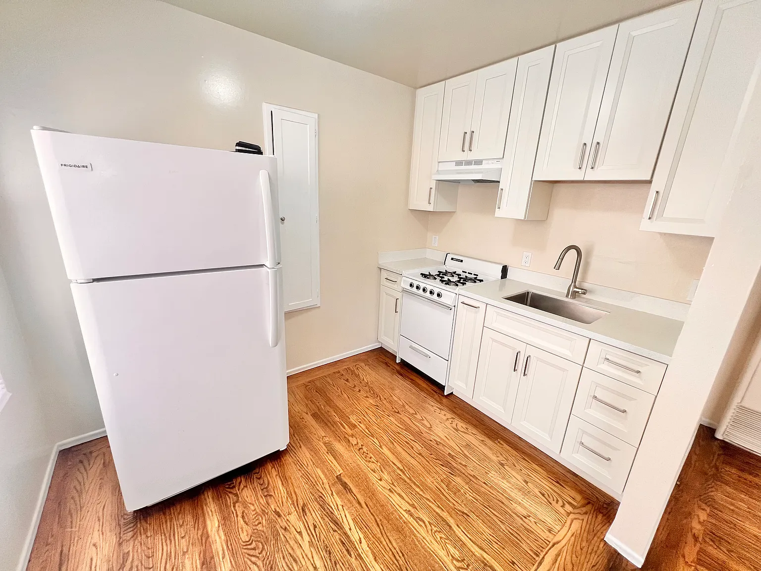 2 bed, 650 sqft, $4,200 — Photo 3