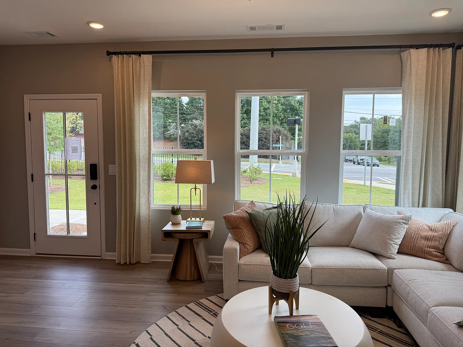 3 bed, 3.5 bath, 2000 sqft, $2,450 — Photo 2