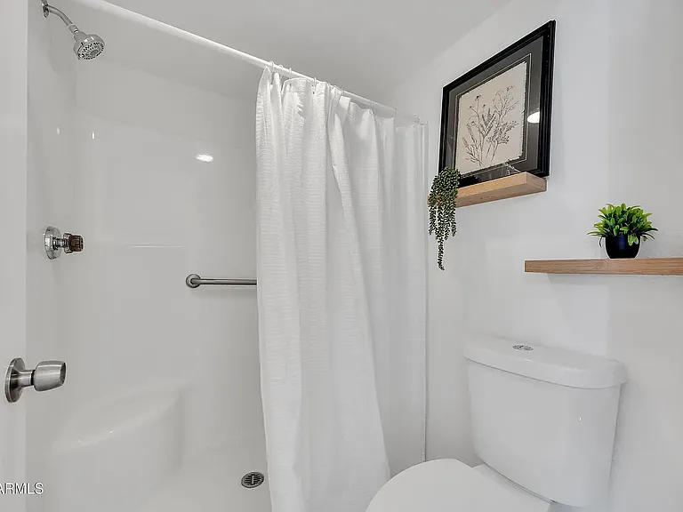 1950 E Paradise Ln — Photo 15
