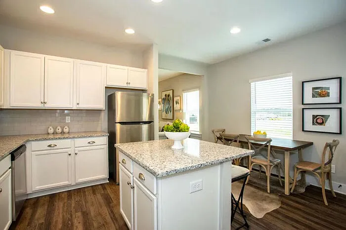 3 bed, 2.0 bath, 1266 sqft, $1,914 — Photo 3