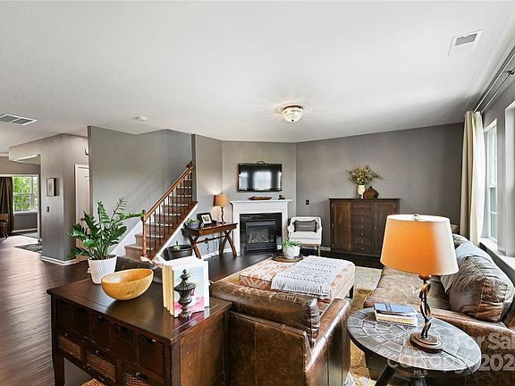 5th image of 2556 Kinmere Dr