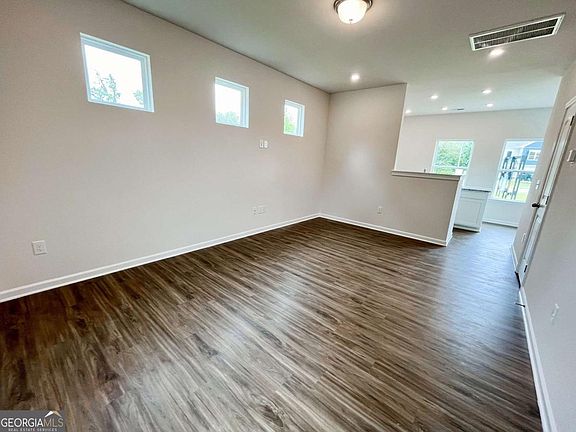 3rd image of 21 Cove Ln