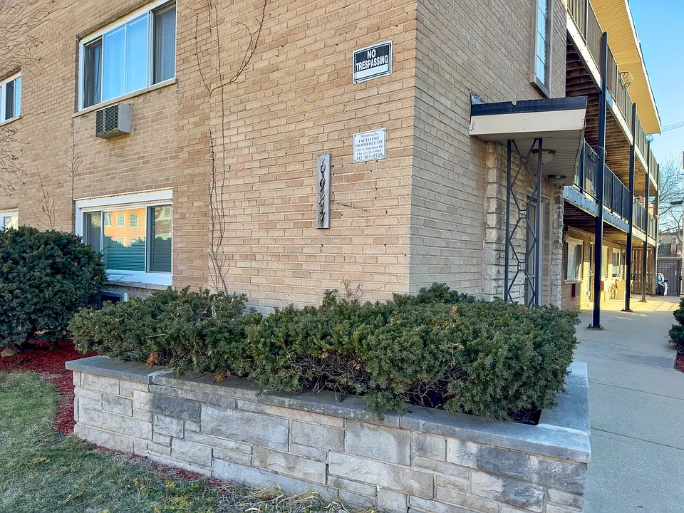 6947 S Jeffery Blvd #3J