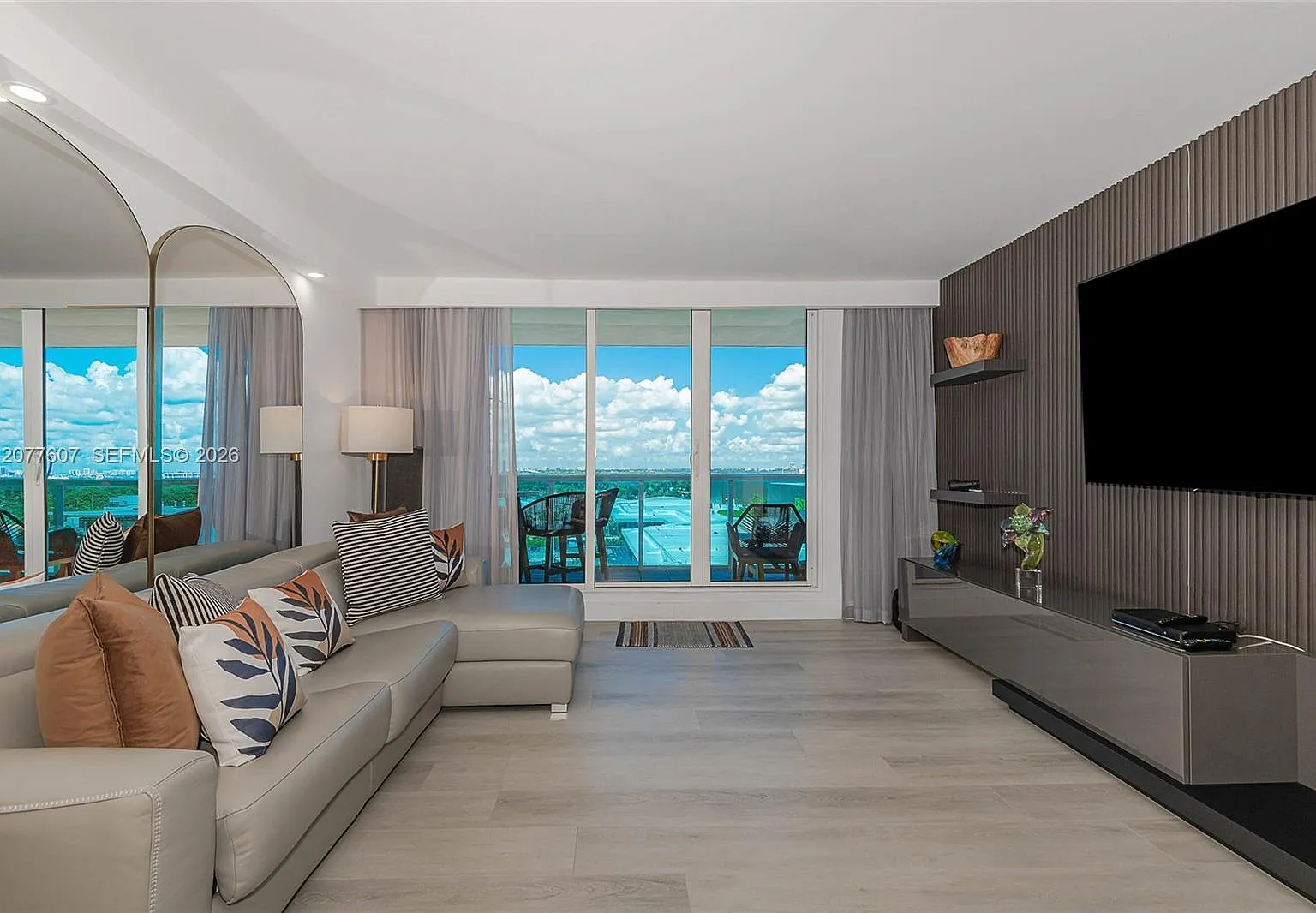 Roney Palace Condo — Photo 4