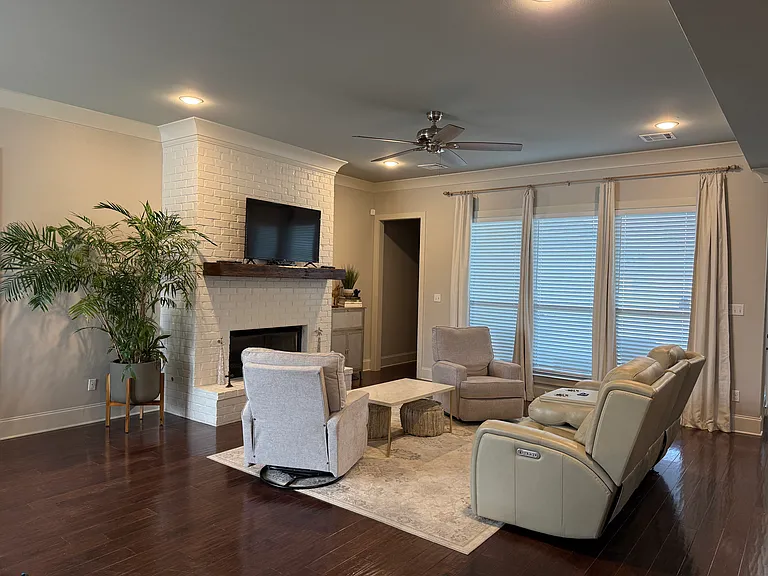 8212 Valencia Ct — Photo 3