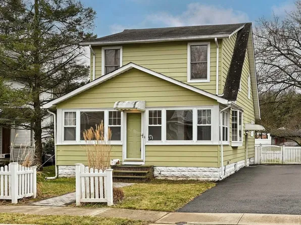 11 Hennion Pl, Bloomingdale, NJ 07403