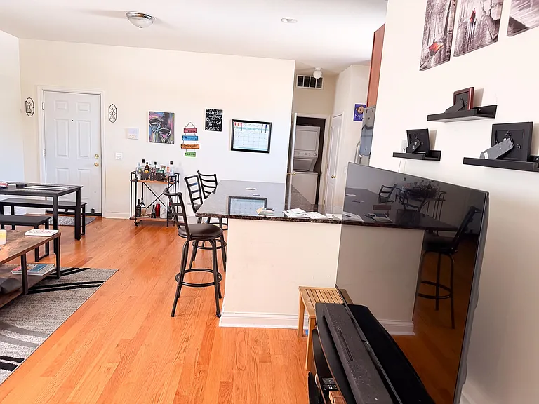 718-20 W Buckingham Pl — Photo 7