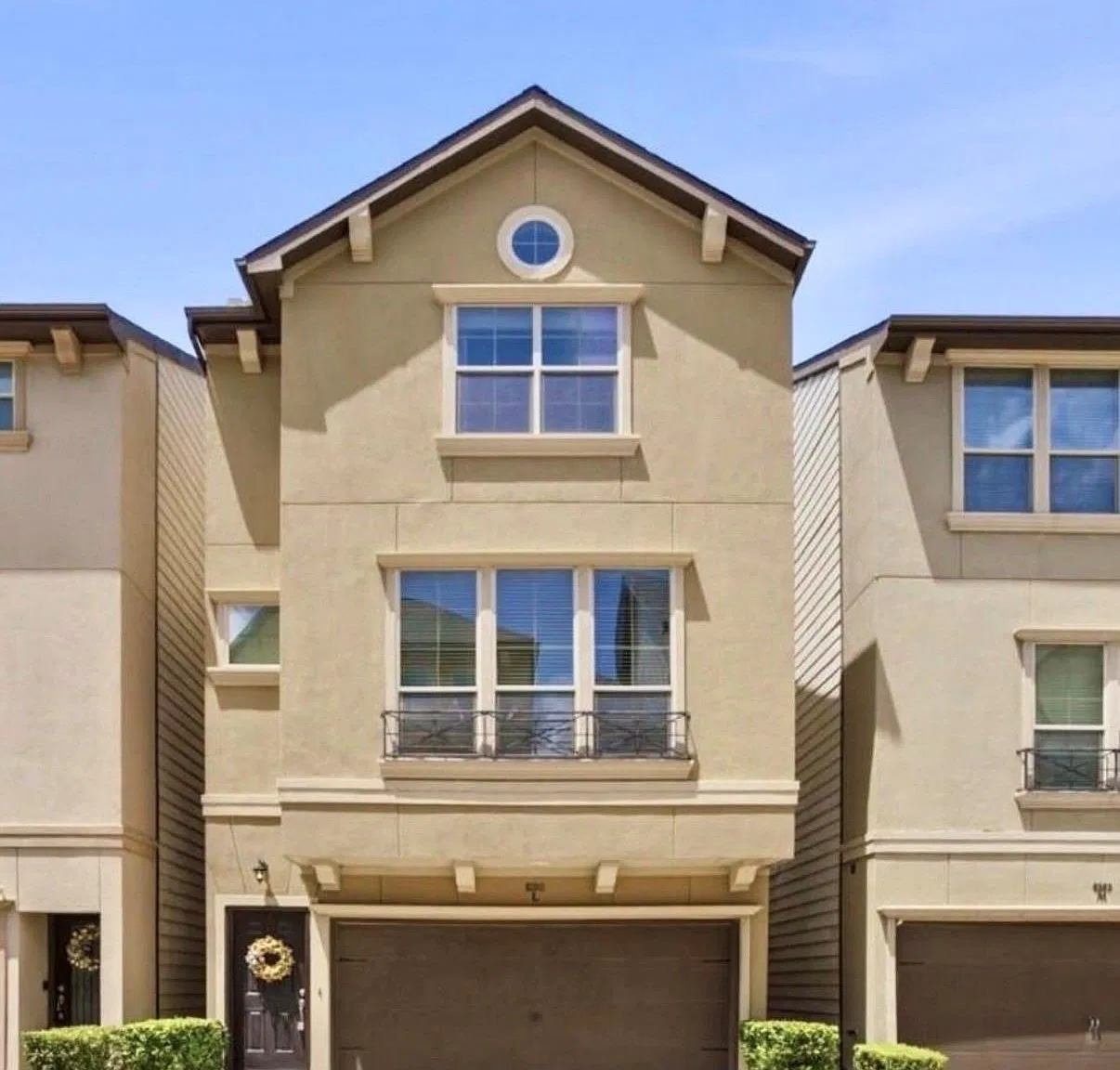 2 bed, 2.5 bath, 1899 sqft, $2,300 — Photo 1