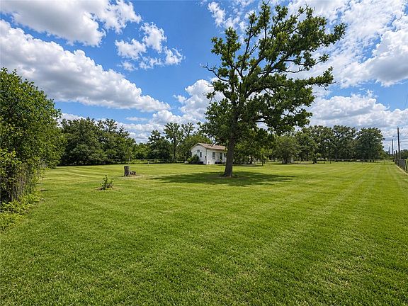 4th image of 410 Giebel Ln