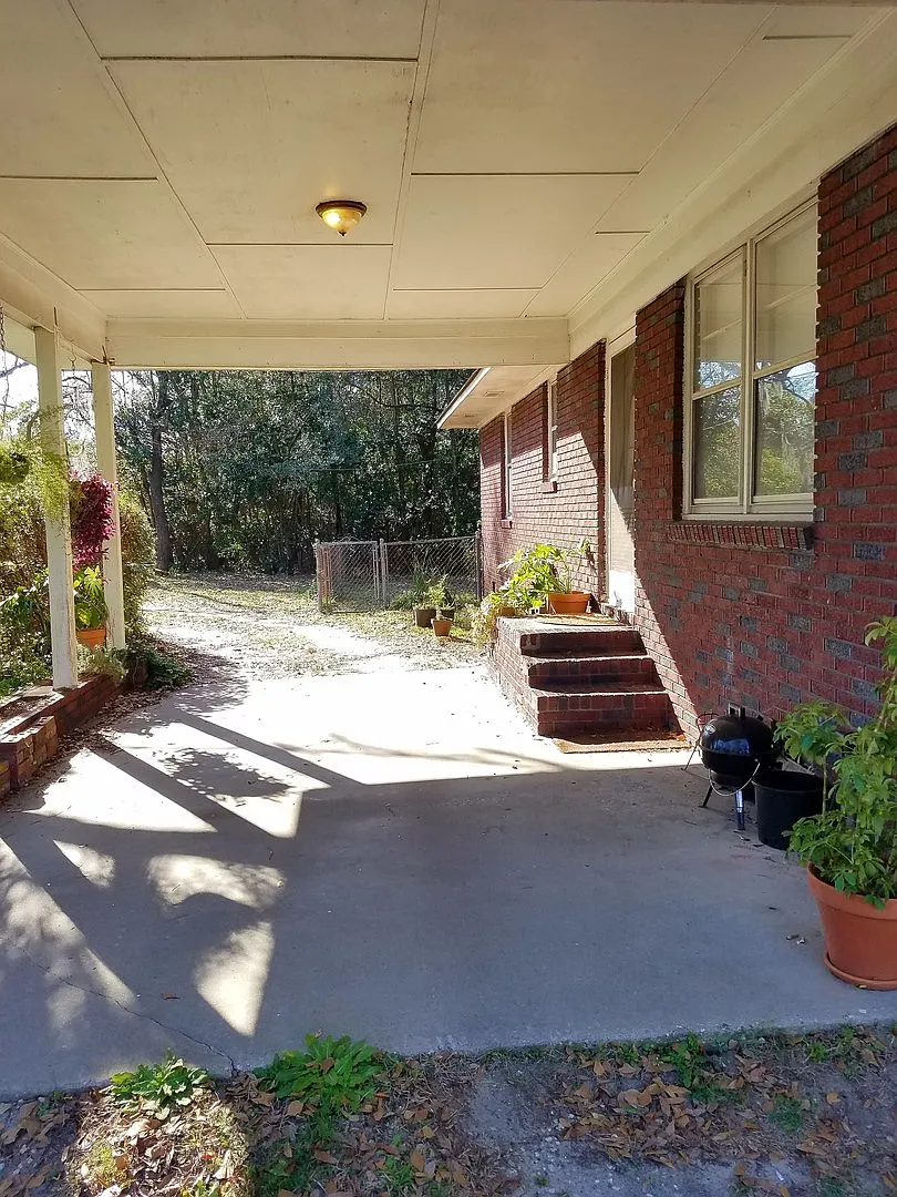 Three-Bedroom Corner Lot Home - Walking Distance to Park Circle — Photo 1