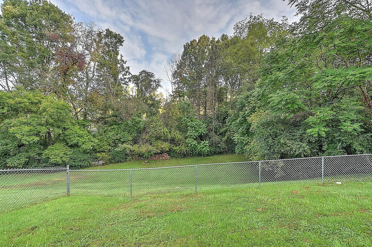 3 bed, 1144 sqft, $1,975 — Photo 3