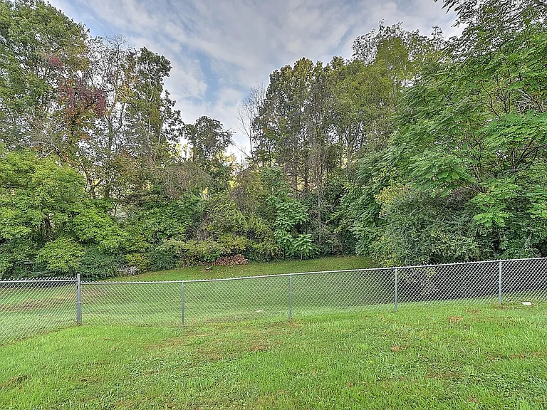 211 Hayter Dr — Photo 3