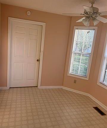 5th image of 903 Sivley Rd