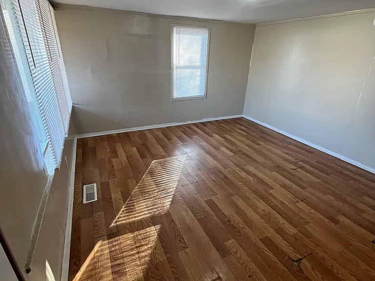 1822 Melrose Ave NW — Photo 3