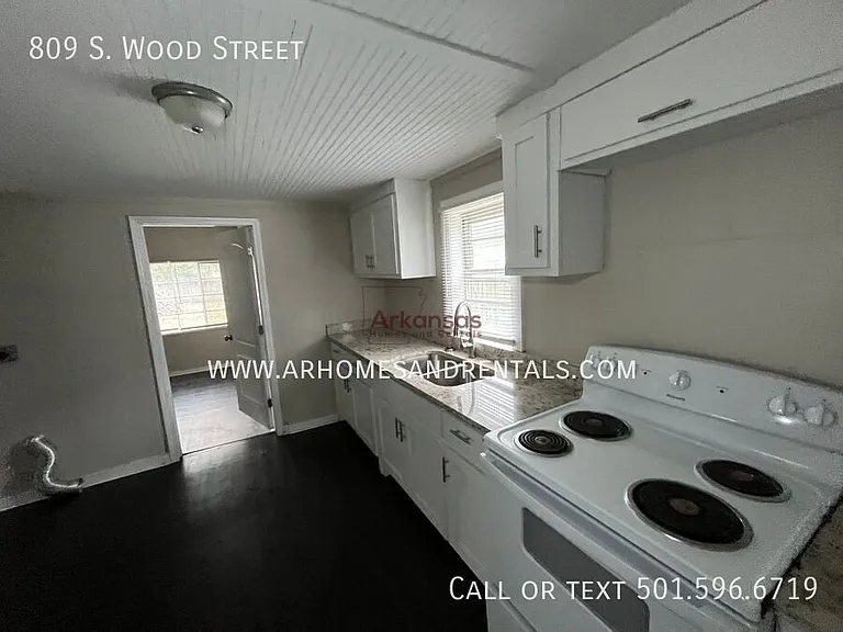 809 S Wood St — Photo 5