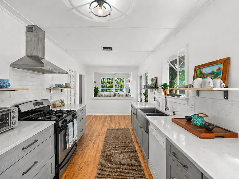 221 S M St — Photo 9