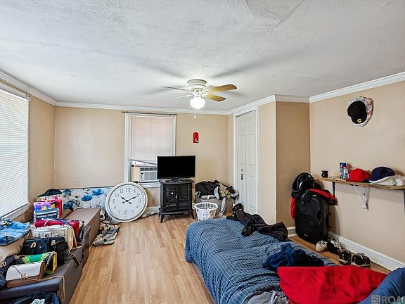 4th image of 2400 Texas St