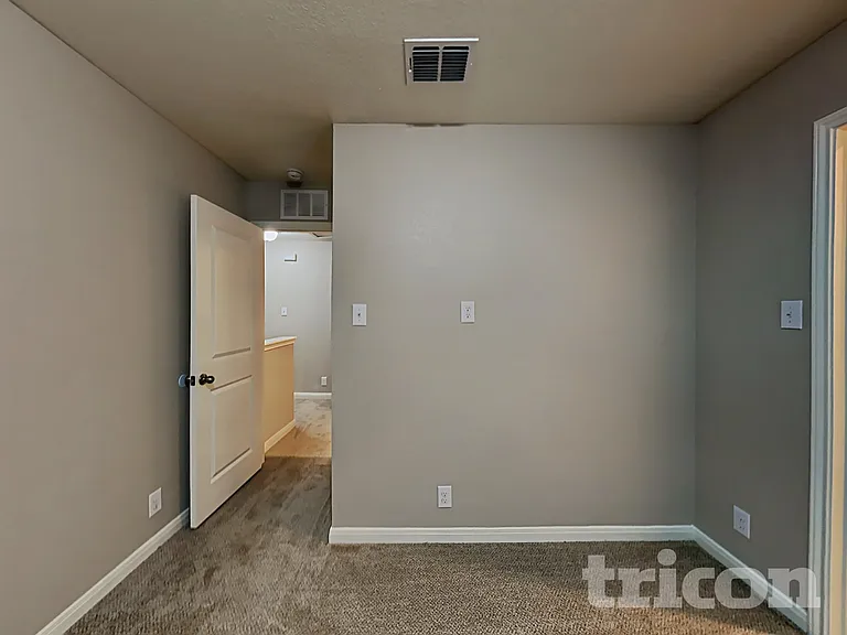 4945 Hallies Gdn — Photo 12