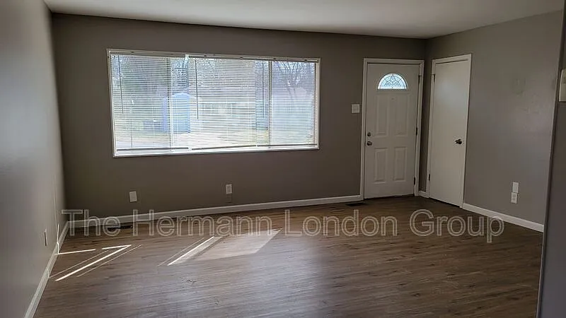 3 bed, 1.0 bath, 960 sqft, $1,450 — Photo 2