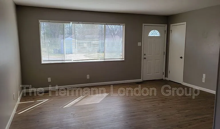 227 Meadowcrest Dr — Photo 2