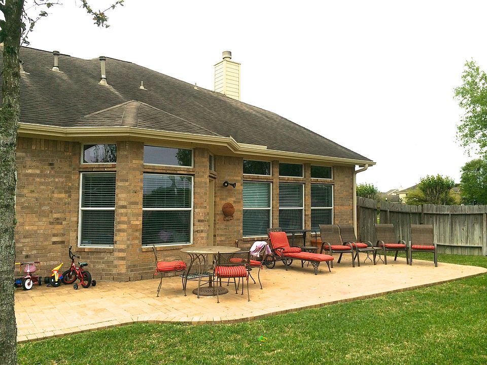 beautiful paver patio to enj