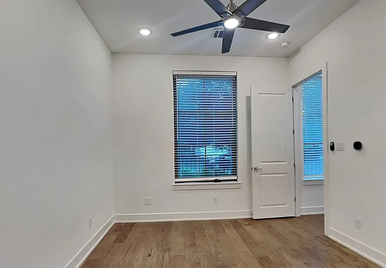 112 E Oscar Dr — Photo 11