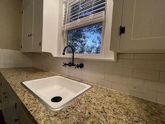 5th image of 1075 1/2 W Coll St