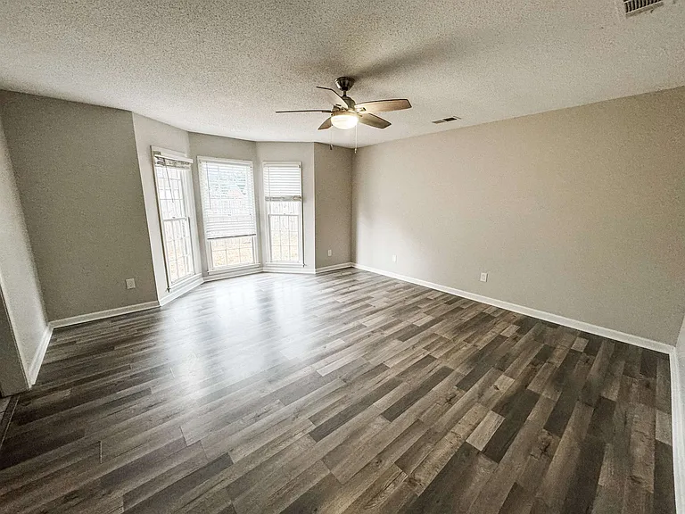 3945 Windyke Dr — Photo 9