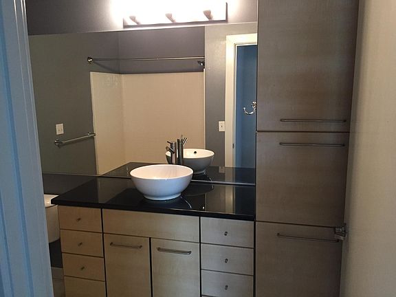 Another shot of the bathroom