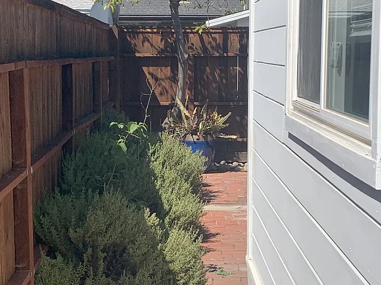 518 W Gutierrez St #B — Photo 16